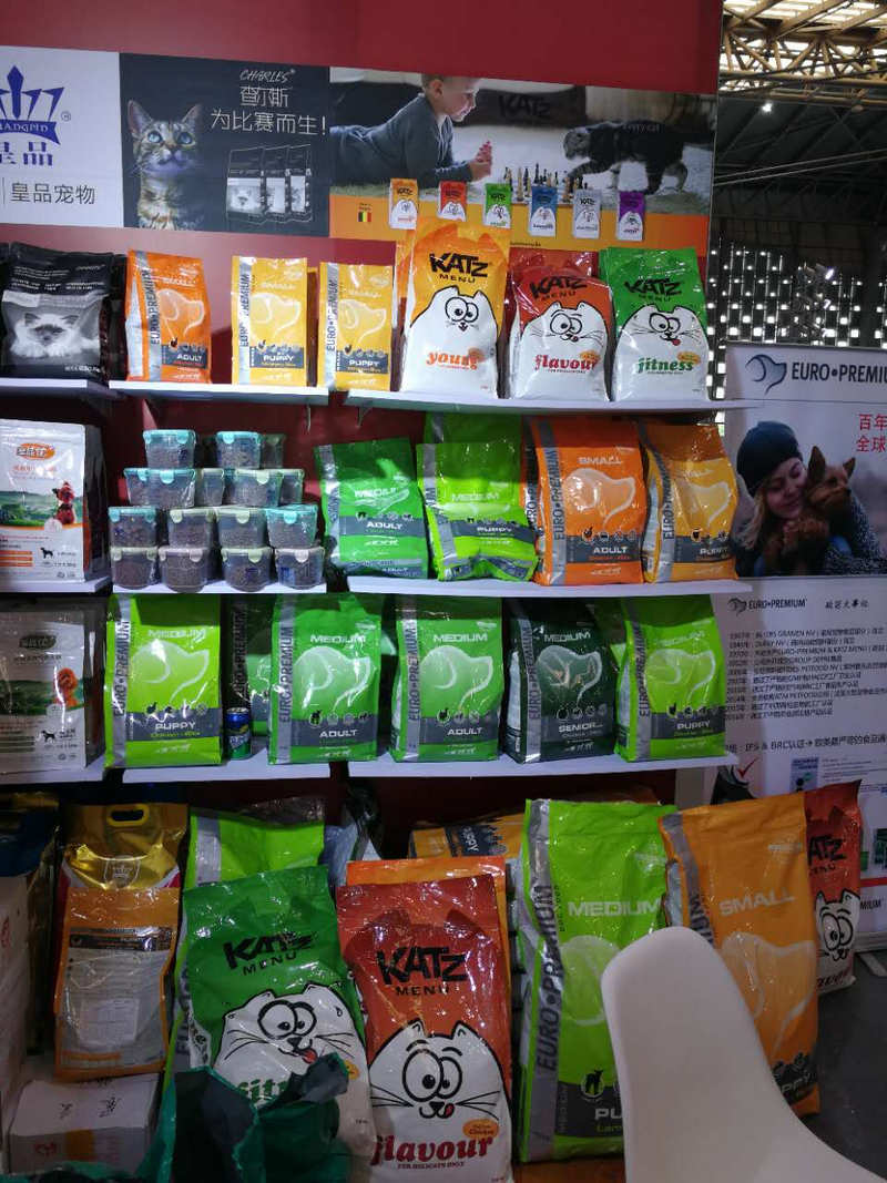 欧冠狗粮和欧冠猫粮的展位现场
